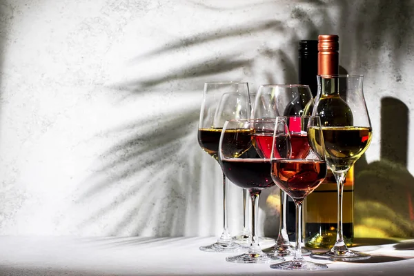 Bicchieri Vino Rossi Rosa Bianchi Impostati Sfondo Grigio Tavolo Degustazione — Foto Stock