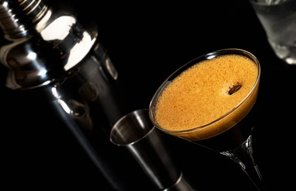 Espresso Martini Koktejl Vodkou Kávovým Likérem Sirupem Ledem Tmavým Barem — Stock fotografie