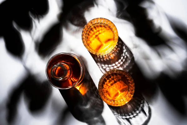 Whisky Dans Les Verres Bouteille Fond Blanc Avec Lumière Dure — Photo