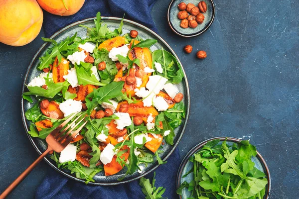 Sommarsallad Med Grillad Persika Med Mjuk Ost Hasselnötter Och Ruccola — Stockfoto