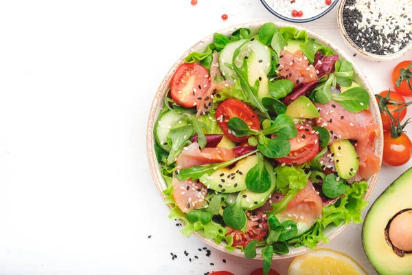 Salada Primavera Com Salmão Salgado Abacate Tomate Pepino Sementes Gergelim — Fotografia de Stock