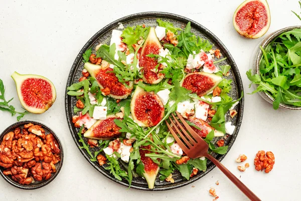 Salată Proaspătă Smochine Vară Brânză Albă Nuci Arugula Gem Dressing — Fotografie, imagine de stoc