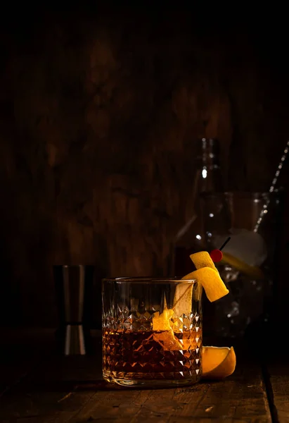 Sazerac Koktél Konyakkal Bourbonnel Abszinttal Keserűséggel Cukorral Citrommal Régi Fából — Stock Fotó