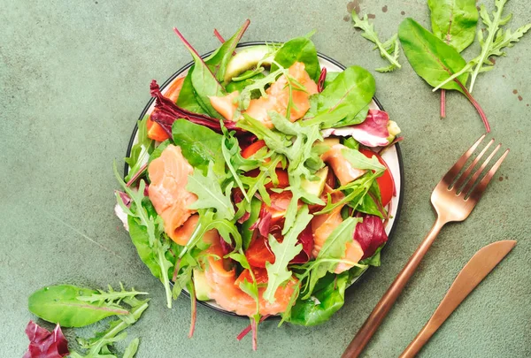 Salada Salmão Fresca Com Abacate Folhas Beterraba Radicchio Tomate Limão — Fotografia de Stock