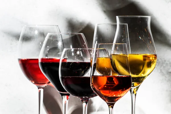 Rode Roze Witte Wijnglazen Een Grijze Tafelondergrond Wijn Proeven Hard — Stockfoto
