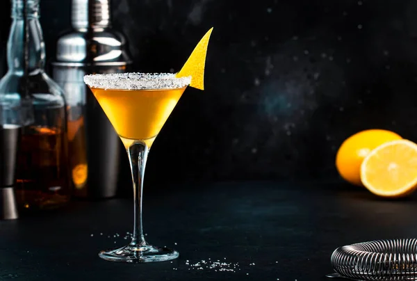西达卡酒 白兰地 柠檬汁和冰块 黑色背景 酒吧工具 复制空间 — 图库照片