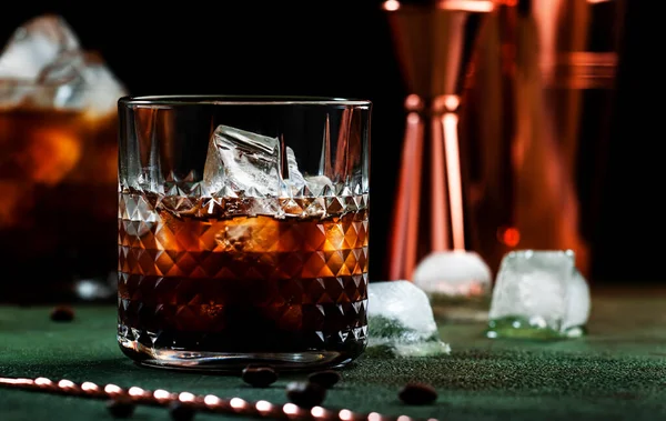 Black Russian Cocktail Trendy Alcoholic Drink Vodka Coffee Liqueur Ice — 图库照片