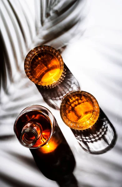 Whisky Vasos Botella Fondo Blanco Con Luz Dura Sombras Resplandor —  Fotos de Stock