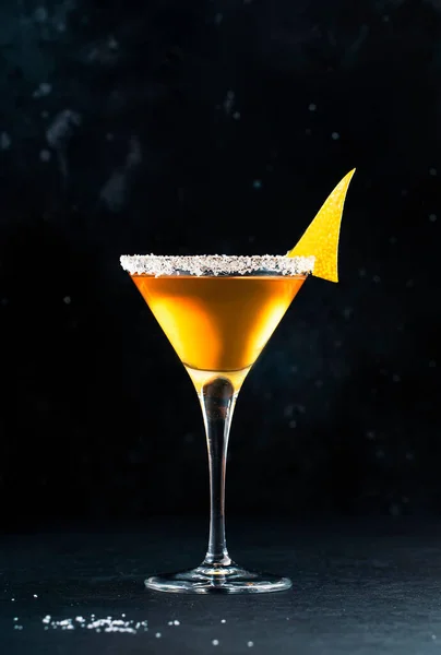 コニャック リキュール レモンジュース 氷とサイドカーカクテル 黒の背景 コピースペース — ストック写真