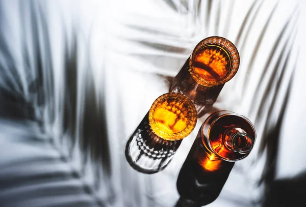 Viski Bardakta Şişede Arka Planda Sert Işık Gölgeler Güneş Işığı — Stok fotoğraf