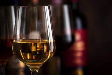 Ahşap zemin üzerinde kırmızı, beyaz ve gül şarabı ve şarap şişeleri koleksiyonu, kopyalama alanı