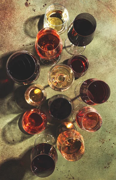 Rot Weiß Und Roséweine Sortiment Gläsern Auf Grünem Hintergrund Draufsicht — Stockfoto