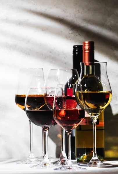 Bicchieri Vino Rossi Rosa Bianchi Impostati Sfondo Grigio Tavolo Degustazione — Foto Stock
