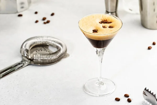 Espresso Martini Alkoholický Koktejl Vodkou Kávovým Likérem Sirupem Ledem Bílé — Stock fotografie