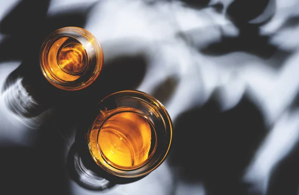 Silné Drinky Sklenicích Koňak Whisky Bílé Pozadí Tvrdým Světlem Ostré — Stock fotografie