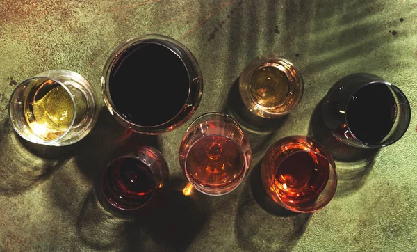 Vins Rouges Blancs Roses Assortiment Dans Des Verres Sur Fond — Photo