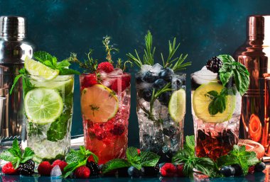 Kokteyl ya da kokteyl. Klasik yaz aylarında mavi masa arkasında böğürtlenli, limonlu, otlu ve buzlu viski içilir.