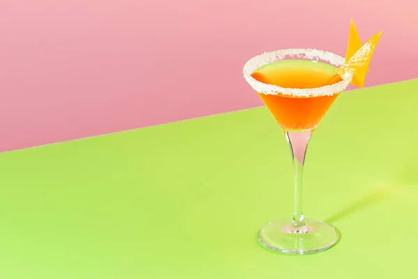 Cocktail Alcolico Con Cognac Liquore Succo Limone Ghiaccio Sfondo Rosa — Foto Stock