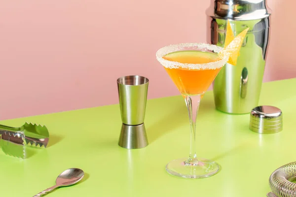 Cocktail Alcolico Con Cognac Liquore Succo Limone Ghiaccio Sfondo Rosa — Foto Stock