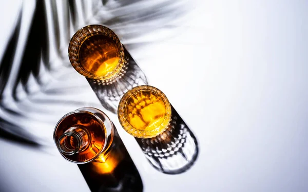 Whiskey Üvegben Üvegben Fehér Háttér Kemény Fénnyel Árnyékok Napfény Másolás — Stock Fotó