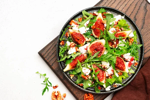 Fresh Summer Fig Salad White Cheese Nuts Arugula Jam Dressing — Fotografia de Stock