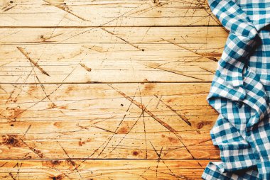 Eski ahşap arka planda mavi kareli mutfak havlusu. Reklam, mutfak, yemek pişirme, yeme şablonu, çerçeve veya afiş, üst görünüm, boşluk kopyala