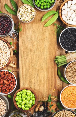 Baklagiller, fasulyeler ve filizler. Kurumuş, çiğ ve taze, harika bir manzara. Kırmızı böbrek fasulyesi, mercimek, bezelye, soya fasulyesi, edamame, yeşil bezelye, sağlıklı, besleyici, diyet yemeği, vegan proeti, mikro besinler ve lif kaynakları.