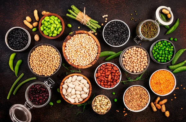 マメ科植物 豆ともやし 乾燥し 生で新鮮な トップビュー 赤い腎臓豆 レンズ豆 ひよこ豆 栄養価の高い ビーガンタンパク質 — ストック写真