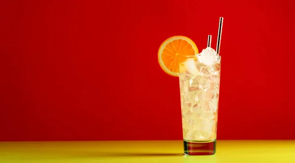 Tom Collins Αλκοολούχο Κοκτέιλ Ξηρό Τζιν Σιρόπι Χυμό Λεμονιού Σόδα — Φωτογραφία Αρχείου