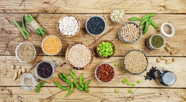 Baklagiller, fasulyeler ve filizler. Kurumuş, çiğ ve taze, harika bir manzara. Kırmızı fasulye, mercimek, bezelye, soya fasulyesi, edamame, yeşil bezelye, sağlıklı diyet yemeği, vegan proteini, mikro besin lifleri