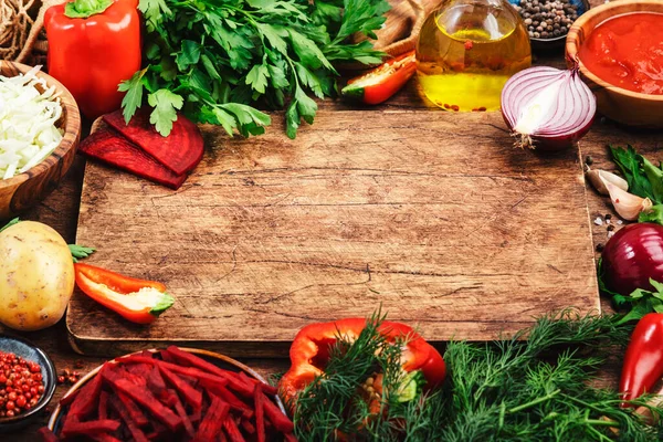 요리하지 건강에 요리를 양념들 부엌의 널빤지 양배추 토마토 균형잡힌 — 스톡 사진