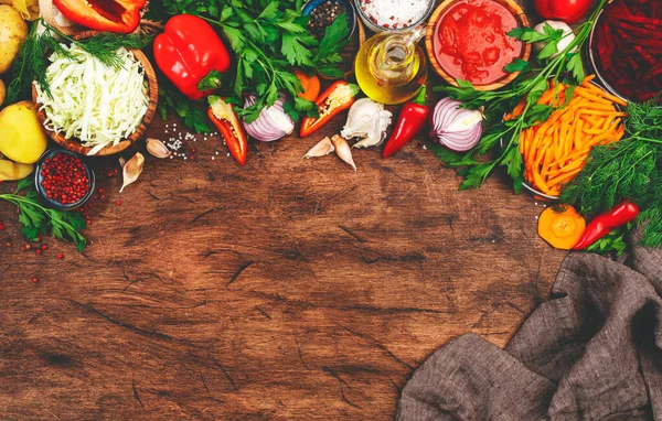 Różne Niegotowane Warzywa Zioła Przyprawy Zdrowego Gotowania Rustykalnej Kuchni Drewniany — Zdjęcie stockowe