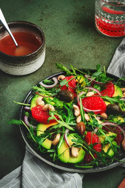 Gezonde Veganistische Vegetarische Lunchsalade Met Arugula Avocado Grapefruit Cashewnoten Uien — Stockfoto