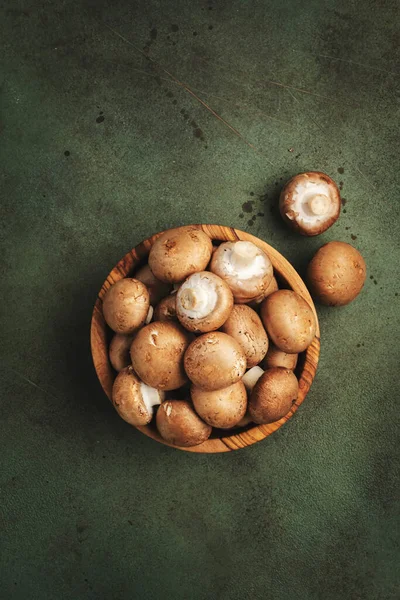 Cogumelos Champignon Marrom Cru Tigela Oliveira Madeira Velha Mesa Cozinha — Fotografia de Stock