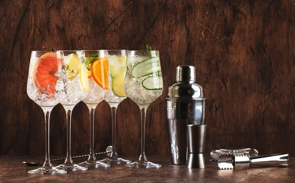 Set Cocktail Tonici Gin Bevande Alcoliche Con Lime Limone Pompelmo — Foto Stock