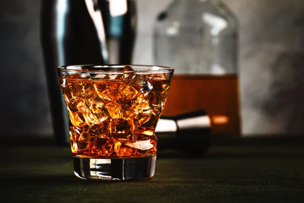 Νονός Αλκοολούχο Κοκτέιλ Ουίσκι Λικέρ Αμαρέτο Και Πάγο Σκούρο Μπαρ — Φωτογραφία Αρχείου