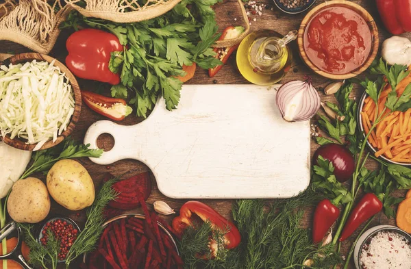 Różne Niegotowane Warzywa Zioła Przyprawy Zdrowego Gotowania Biały Deska Krojenia — Zdjęcie stockowe