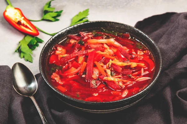 Hausgemachte Rotkohlsuppe Mit Rüben Gemüse Und Kräutern Russischer Borschtsch Teller — Stockfoto