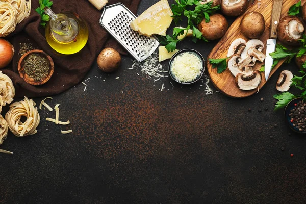 Italiaanse Ongekookte Pasta Bruine Champignons Champignons Champignons Groenten Kaas Ingrediënten — Stockfoto