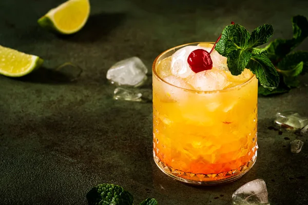 Mai Tai Moderno Coquetel Alcoólico Com Rum Licor Xarope Suco — Fotografia de Stock