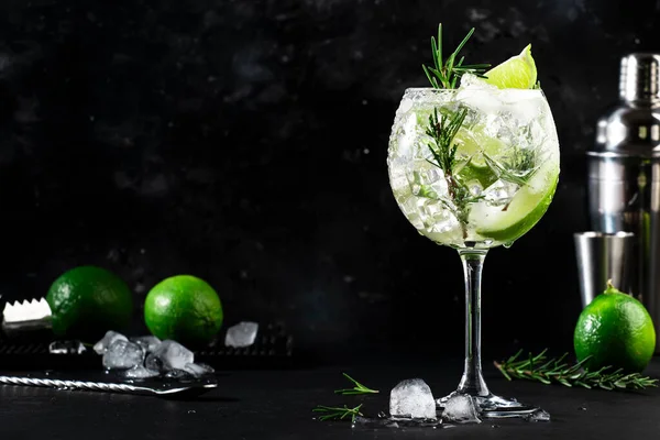 Gin Tonik Alkoholos Koktélital Száraz Ginnel Rozmaringgal Tonikkal Lime Mal — Stock Fotó