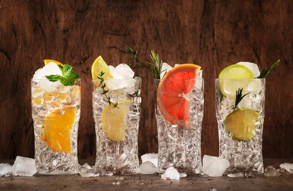 Set Cocktail Tonici Agrumi Gin Bevande Estive Con Lime Limone — Foto Stock