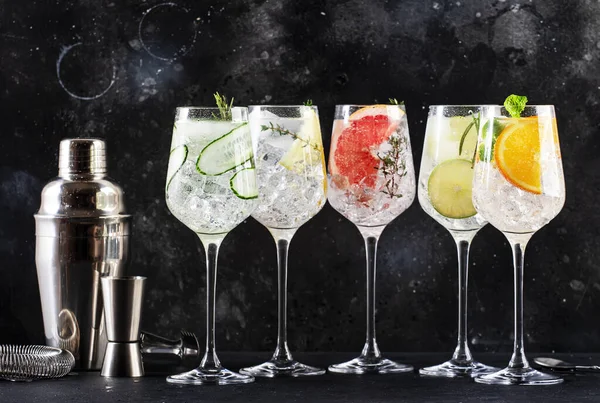 Gin Und Tonic Cocktails Set Trendy Alkoholische Getränke Mit Limette lizenzfreie Stockfotos