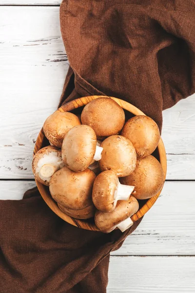 Cogumelos Champignon Marrom Cru Tigela Madeira Azeitona Tabela Branca Velha — Fotografia de Stock