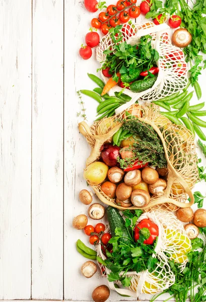 Gezonde Voedselkeuze Champignons Bonen Tomaten Avocado Kruiden Herbruikbare Boodschappentassen Vol — Stockfoto