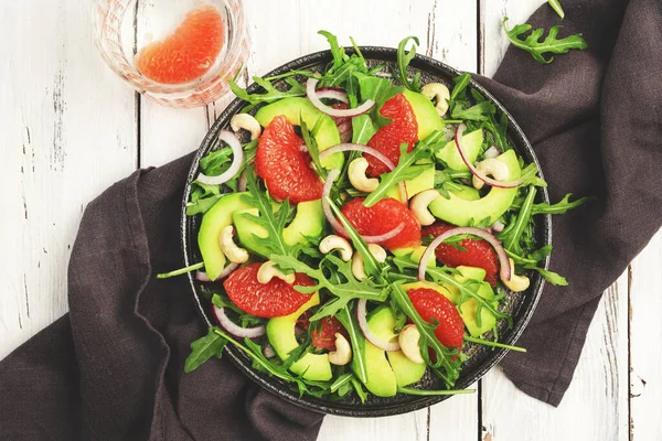 Zdravý Vegetariánský Obědový Salát Rukolou Avokádem Grapefruitem Kešu Dresinkem Olivového — Stock fotografie