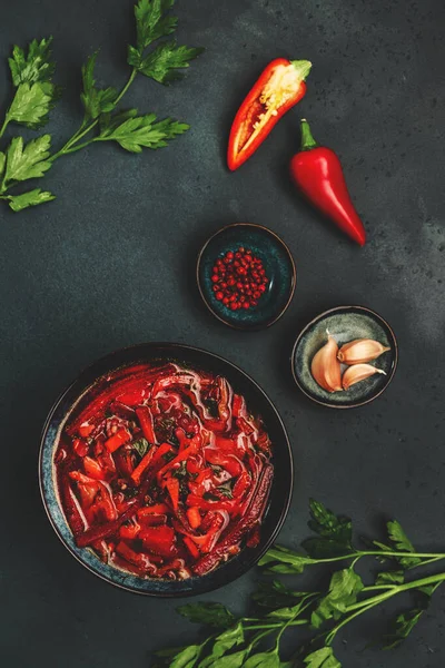 Traditionelle Hausgemachte Rotkohlsuppe Mit Rüben Gemüse Und Kräutern Russischer Borschtsch lizenzfreie Stockfotos