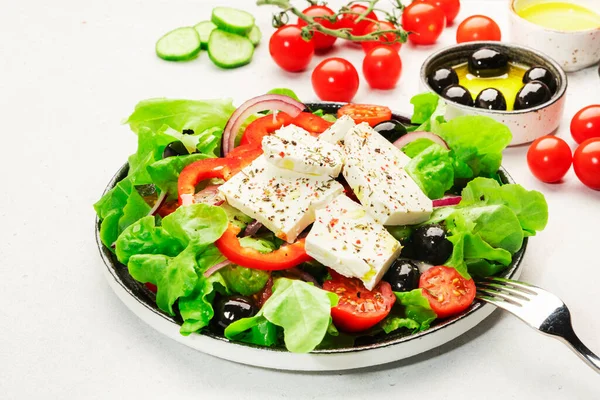 Grekisk Sallad Med Fetaost Oliver Körsbärstomat Paprika Gurka Och Rödlök Royaltyfria Stockbilder