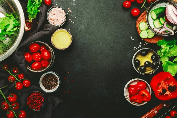 Zöldségek Olajbogyók Olaj Összetevők Görög Saláta Főzéséhez Feta Sajttal Cseresznye Jogdíjmentes Stock Képek