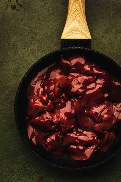 Frische Rohe Hühnerleber Der Pfanne Und Zutaten Zum Kochen Auf Stockfoto